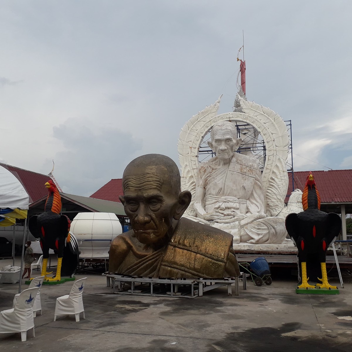 ขับไปจะกลับบ้านเจอป้าย หลวงพ่อรวย 
