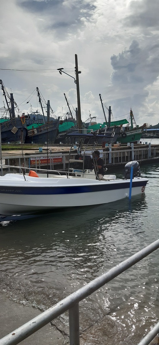 เรือของพี่นก หรือไต๋นก  sound ที่ในกลุ่มตกปลาภูเก็ตเรียกกันครับ ลงเรือกันที่ โบ้ทแลมป์ ภูเก็ต 