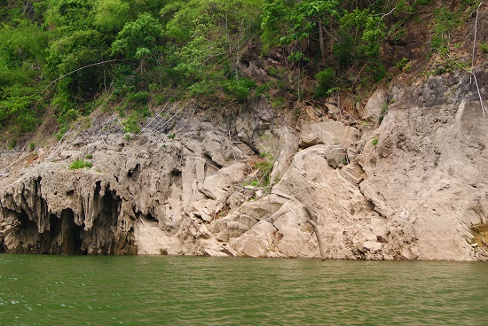 ภาพนี้คือบริเวณถ้ำแถวๆแพชาวดงเก่า ลองส่งเหยื่อลงไปหาปลากระสูบแล้วแต่ไม่เจอตัว