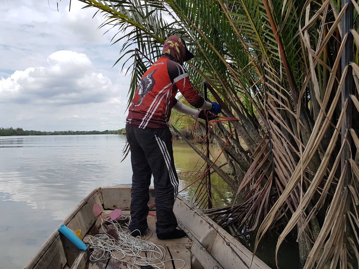 ถึงหมาย น้าสักแกนั่งอยู่หน้าเรือเลยต้องขันอาสา มัด - แกะเชือกเรือ โดยปริยาย :laughing: :laughing: :l