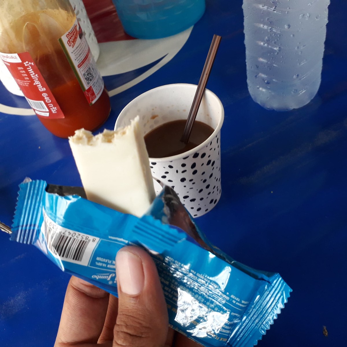 ระหว่างรอ กาแฟฟรี จากโรงแรมครับ..  :grin: :grin: