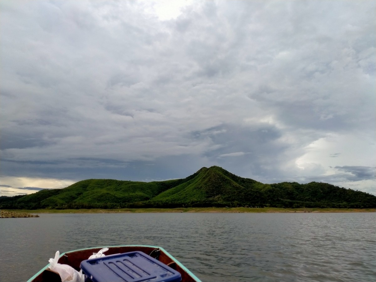 ฝนก็ทำท่าจะตก.,....