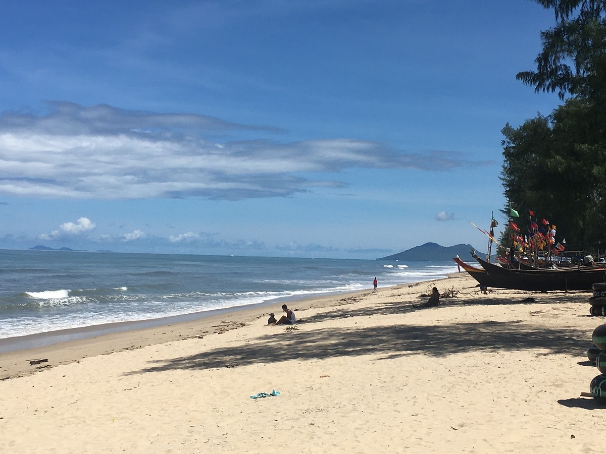  จะรอช้าอยู่ใย ถึงทวายแล้วก็ไปดูริมหาดดิ  วิวหาดด้านซ้าย  ทะเลสวย ติดกับเรือประมงชายฝั่งของชาวบ้านเล