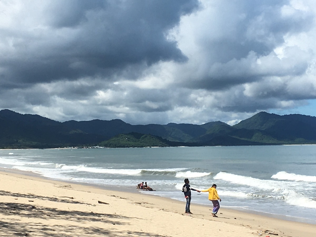  หาดด้านขวา มีหนุ่มสาว จูงแขนกันด้วย จะพากันไปไหน คนยิ่งไกลบ้าน ห่างลูกห่างเมียอยู่ อิจฉา 555++