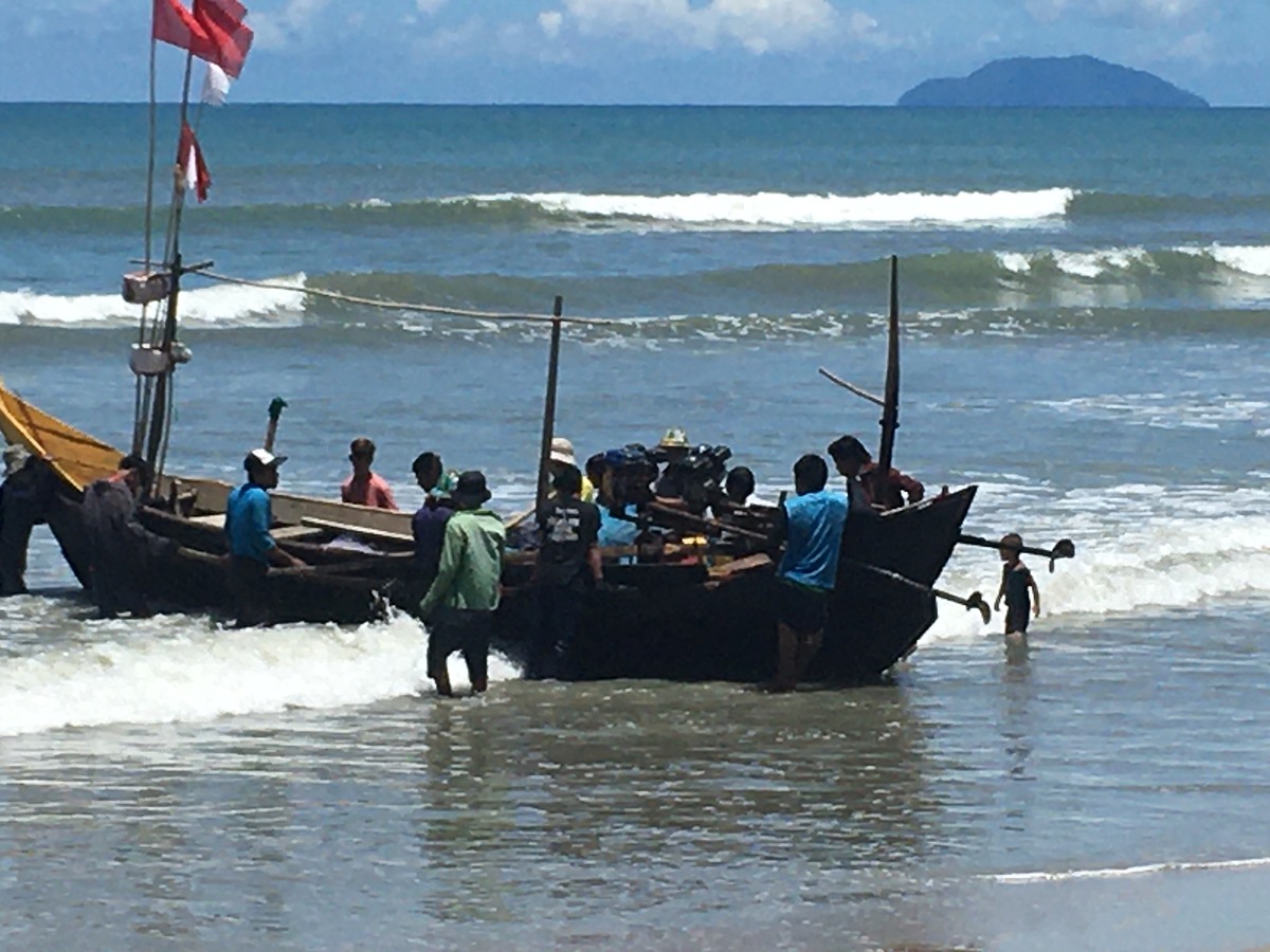  เรือหาปลากำลังกลับเข้าฝั่ง พากันเดินไปดูว่าเขาได้อะไร มาเลยได้ออกแรงเข็นเรือ ช่วยเขา 5555++++