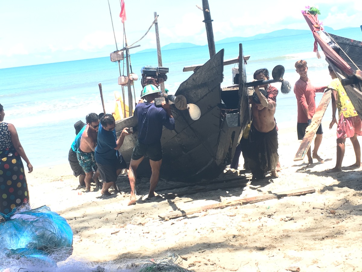 เข็นจากทะเล กว่าจะถึงริมหาดได้ เด็กผู้หญิงก็ช่วย ๆ กันหมด ทุกคน 
