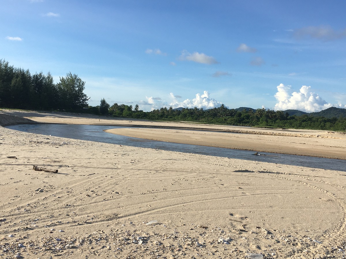  มันไหลเลี้ยวไปตามชายหาดขึ้นไปหาภูเขา น้ำเย็นเจี๊ยบกร่อย หน่อย ๆ 