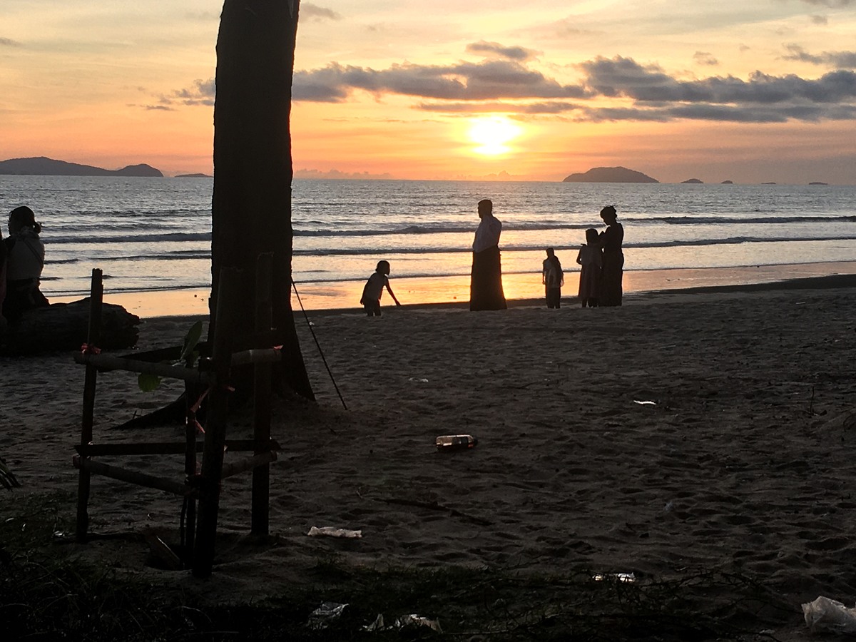  ก่อนกลับที่พัก ขอภาพอาทิตย์ตกดิน ริมหาด กับวิธีคนทวาย อันนี้มาเป็นครอบครับ 