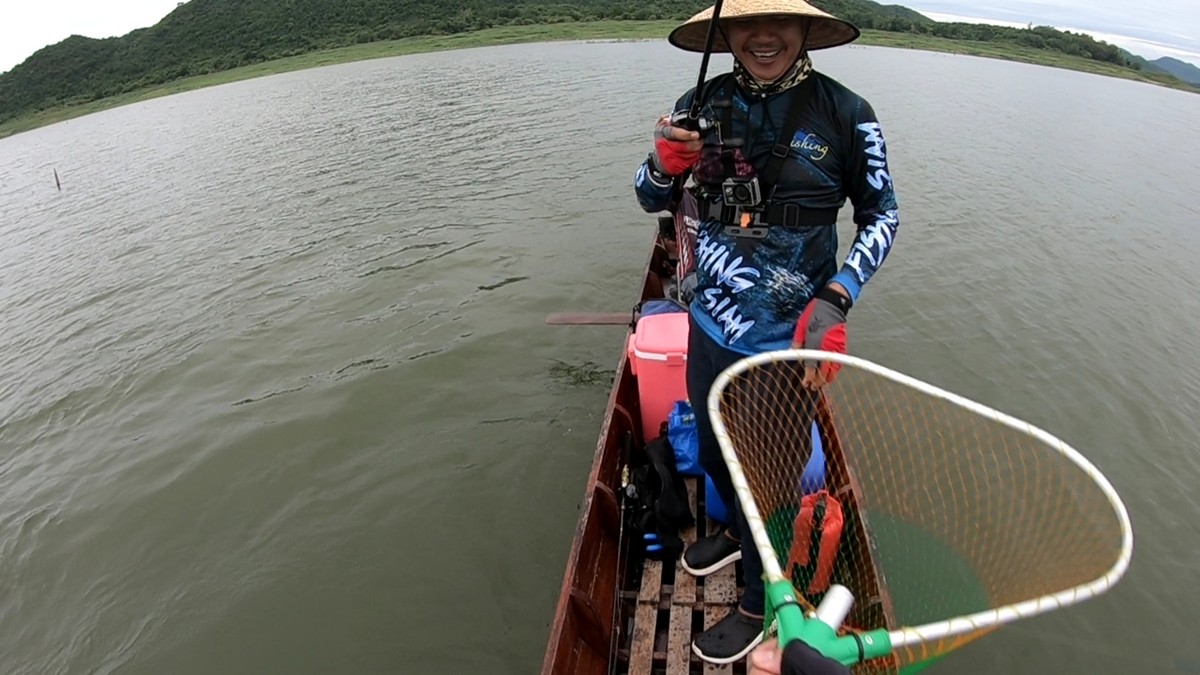 รอยยิ้มผู้สำเร็จ...แต่ใจหายไปหลายครั้ง  ให้ผมเอาสวิงช้อนปลาให้  วืดไปหลายที เกือบหลุดเอา :laughing: 