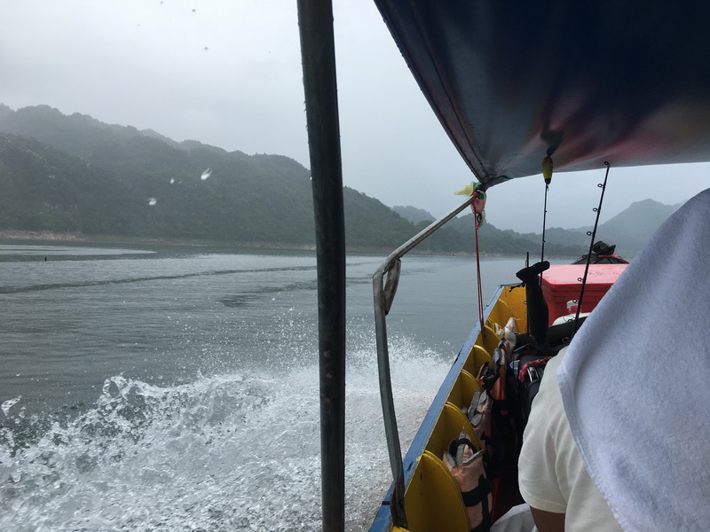 หลังจากนั้นก็เก็บของเตรียมตัวรอเรือมารับเดินทางกลับ ขากลับเจอฝนนิดหน่อย ตอลดสามวันไม่ได้เจอฝนหนักเลย