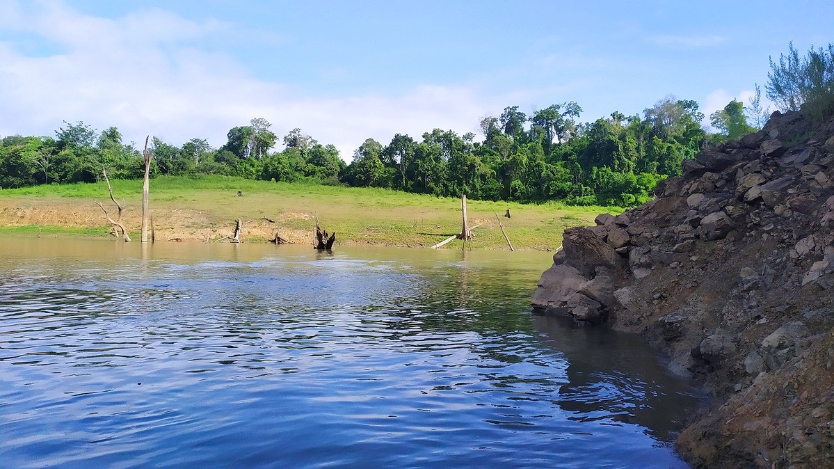  [center][b]นั่งเรือประมาณ 45 นาทีก็ถึงหมายแรกครับ สภาพหมายเป็นวังหน้าผา มลุ้นกันครับว่าจะมีตัวไหม
