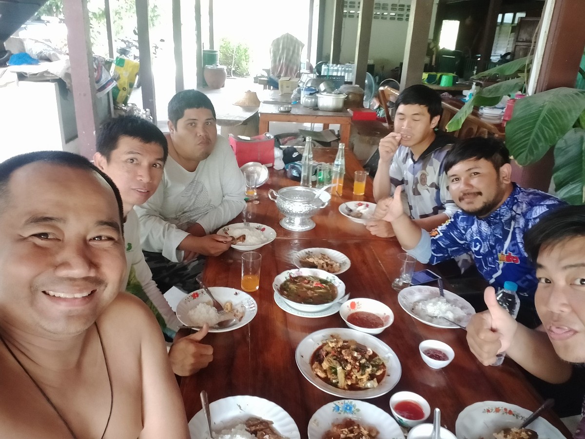 กับข้าวพร้อมแล้วก็ลงมือ
กินร่วมโต