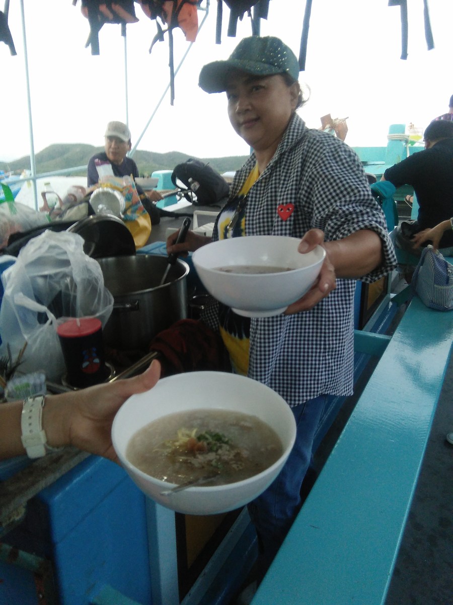 พอลงเรือ ไต๋ก้อเลี้ยงข้าวต้มหมูทันทีครับ :umh: :umh: