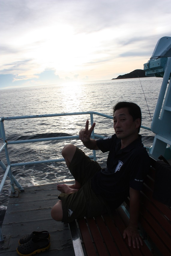 Kamakura san มานั่งชิลๆ คนเดียวท้ายเรือ :cool: