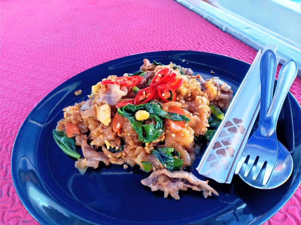 มื้อกลางวันเรือ Flying fish ผัดซีอิ้ว