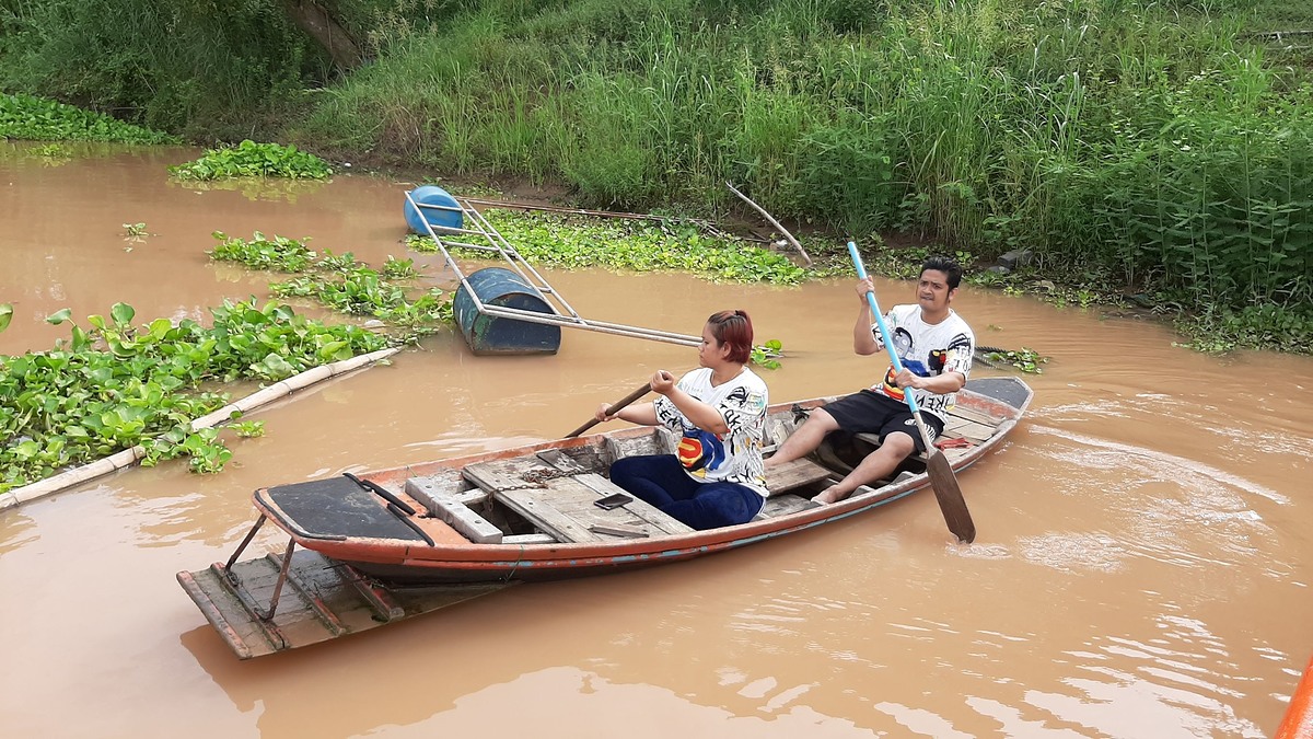  [b]เตรียมลงเรือเก็บภาพบรรยากาศแพมาใ