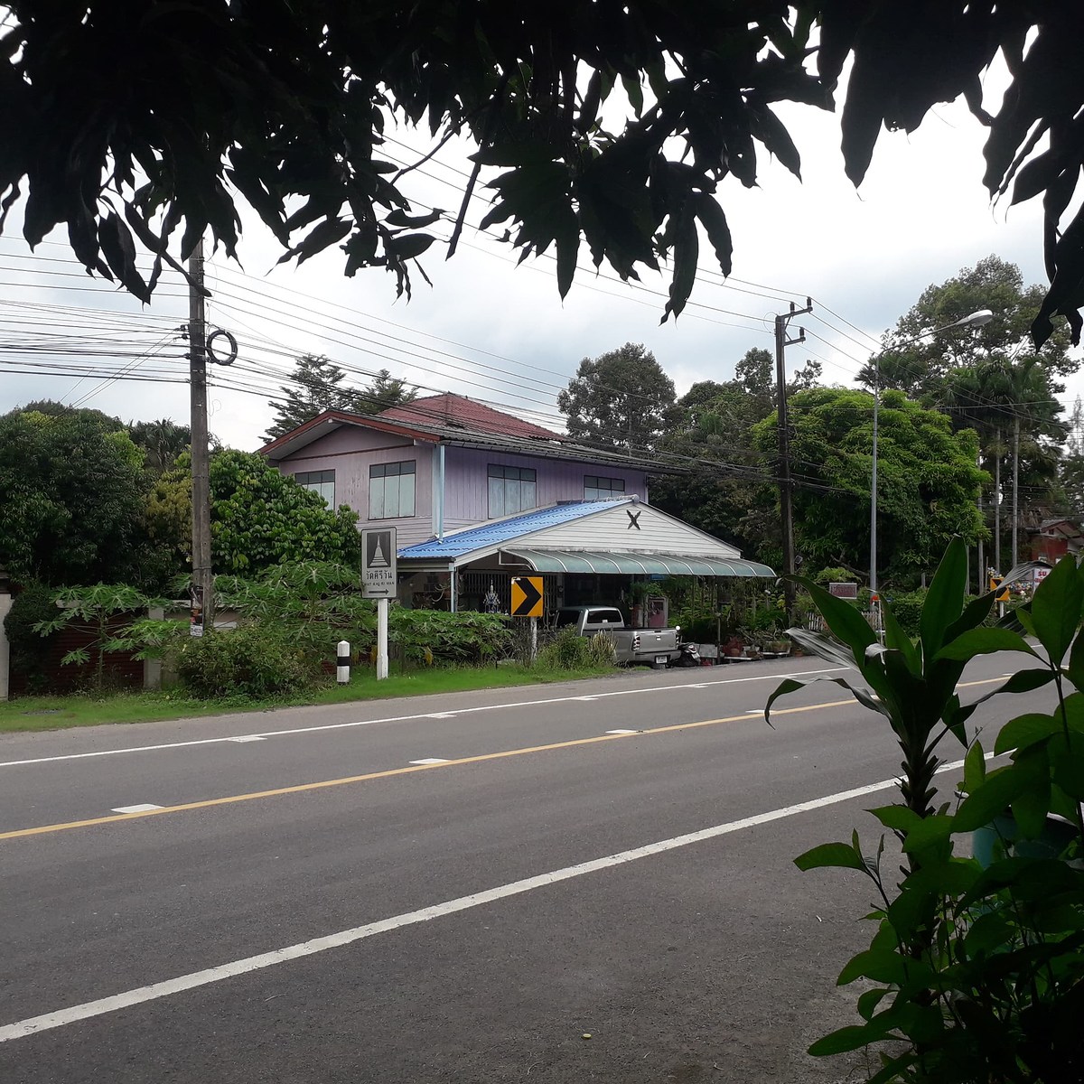 พอดีเลย ขับมาขุนด่าน ต้องมาตัดผมร้านประจำครับ เพราะลุงเค้าเอาแค่ 50 บาท..

ไม่ขึ้นราคาสักที อิอิ..