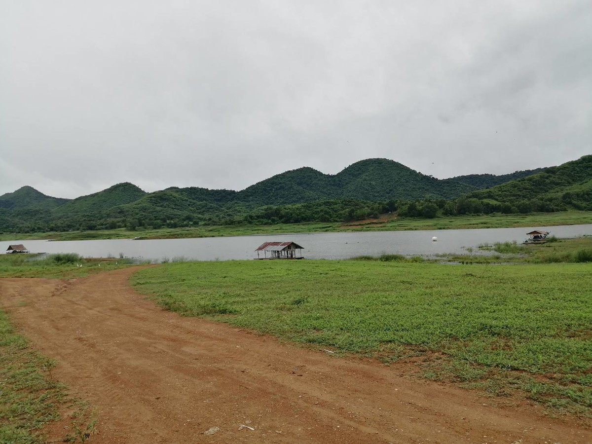 ที่เห็นเบื้องหน้า ภูเขา สายน้ำ แพที่พักที่คุ้นเคย ที่สำคัญที่สุดคือธรรมชาติ หลังจากห่างหายไปนานด้วยภ