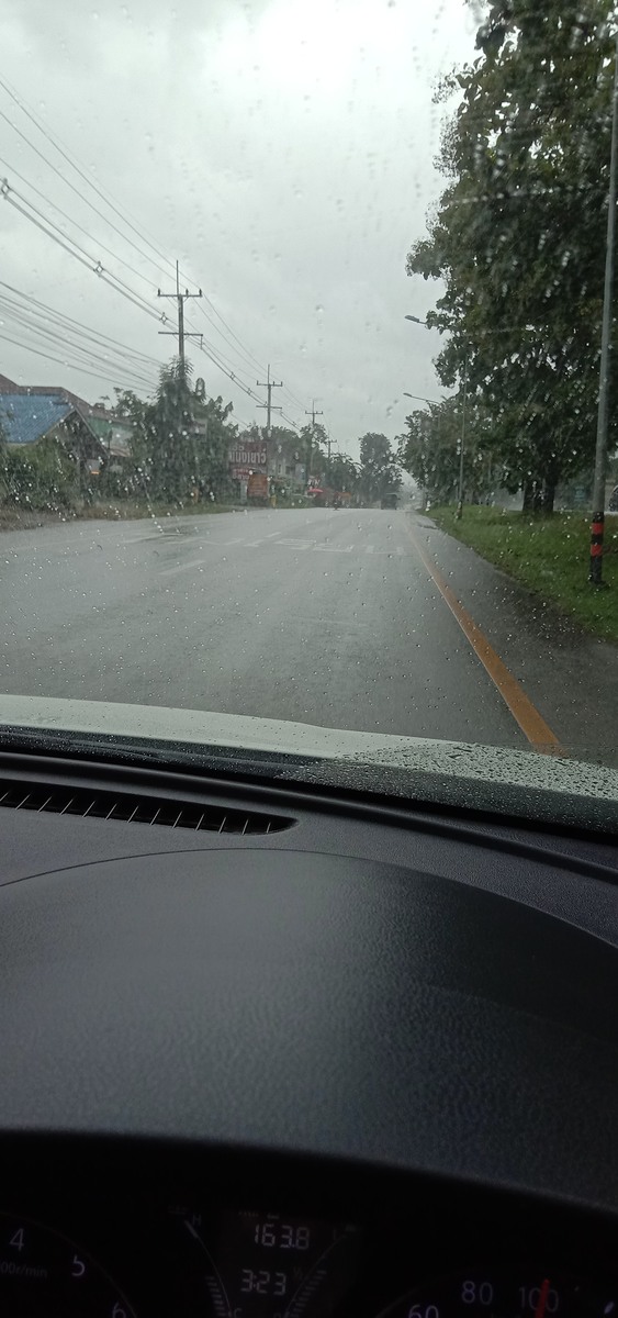 ฝนก็ตกตลอดทางครับวันนี้