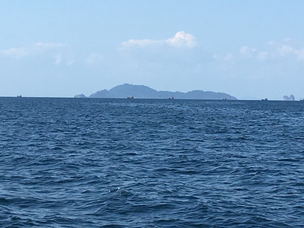 รอบนี่ เรืออวนลากลากสวนสนามกันสนุกเลยคับ