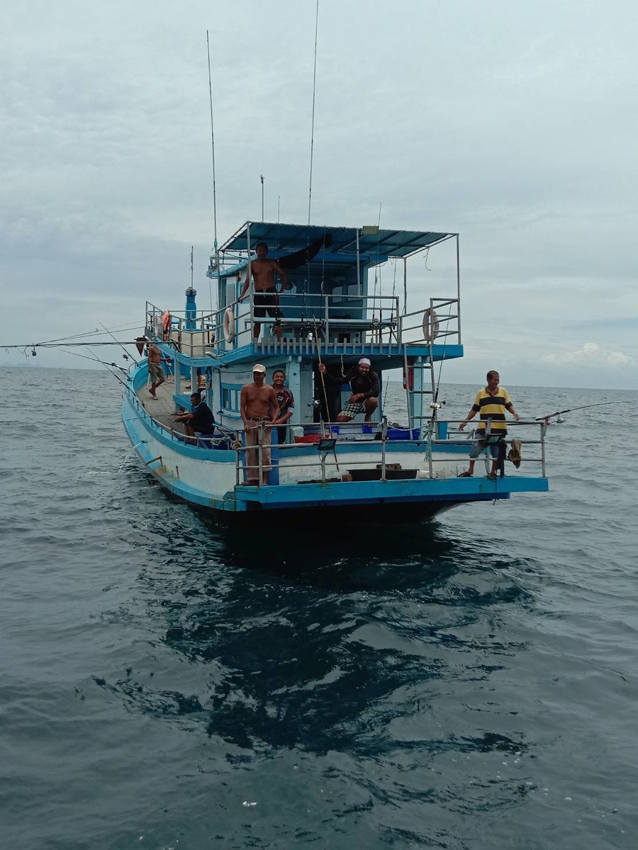 เรือไต๋เขียวคับ เพื่อนร่วมทริปข้าง