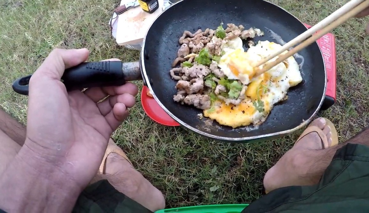  [b]มีไข่กับหมูบดจับโยนลงกระทะซะ คงพ