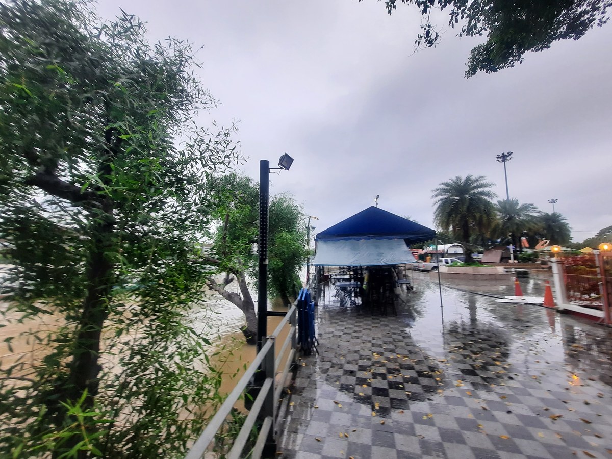 ขณะที่ถ่ายรูป ฝนยังโปรยๆบางๆครับ