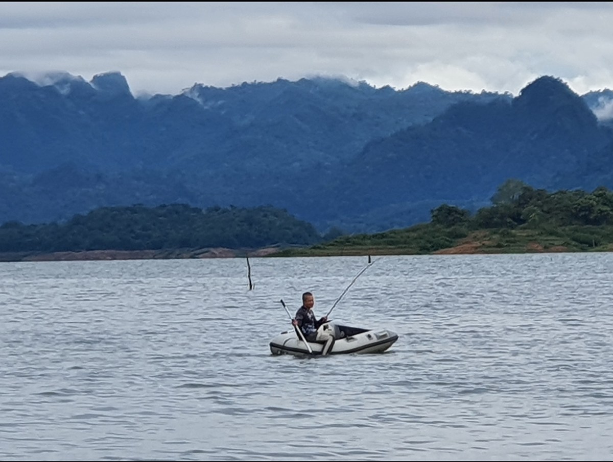  [b]ประคองเรือให้..อยู่บริเวณ ทุ่นอ่อย..ปลาก็พาพันสาย.ทุ่นอ่อยด้วย .งานเข้าแล้วล่ะผม[/b] :cry: :cry: