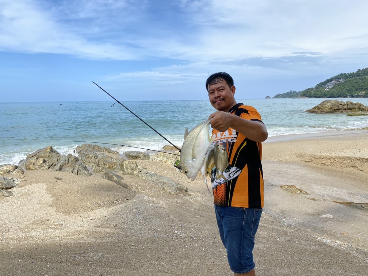 ถ่ายรูปหน้าหาดกะหลิม ได้เห็นถึงวิวธรรมชาติของหาด