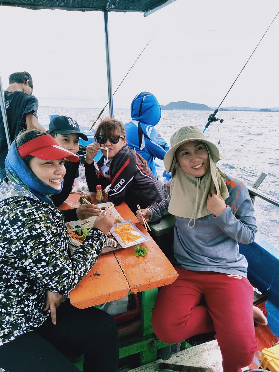 สาวๆนักตกปลาดูมีความสุขมากครับได้กินอาหารสดๆ