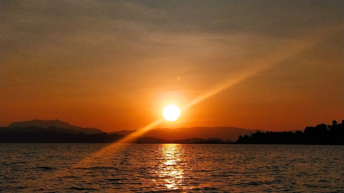  [center][b]ทึ้งท้ายลากันที่ภาพนี้ พระอาทิตย์กำลังจะตกดิน ทริปนี้ปลาเข้าพอได้ครับ หลุดไปหลายตัวเลย ไ