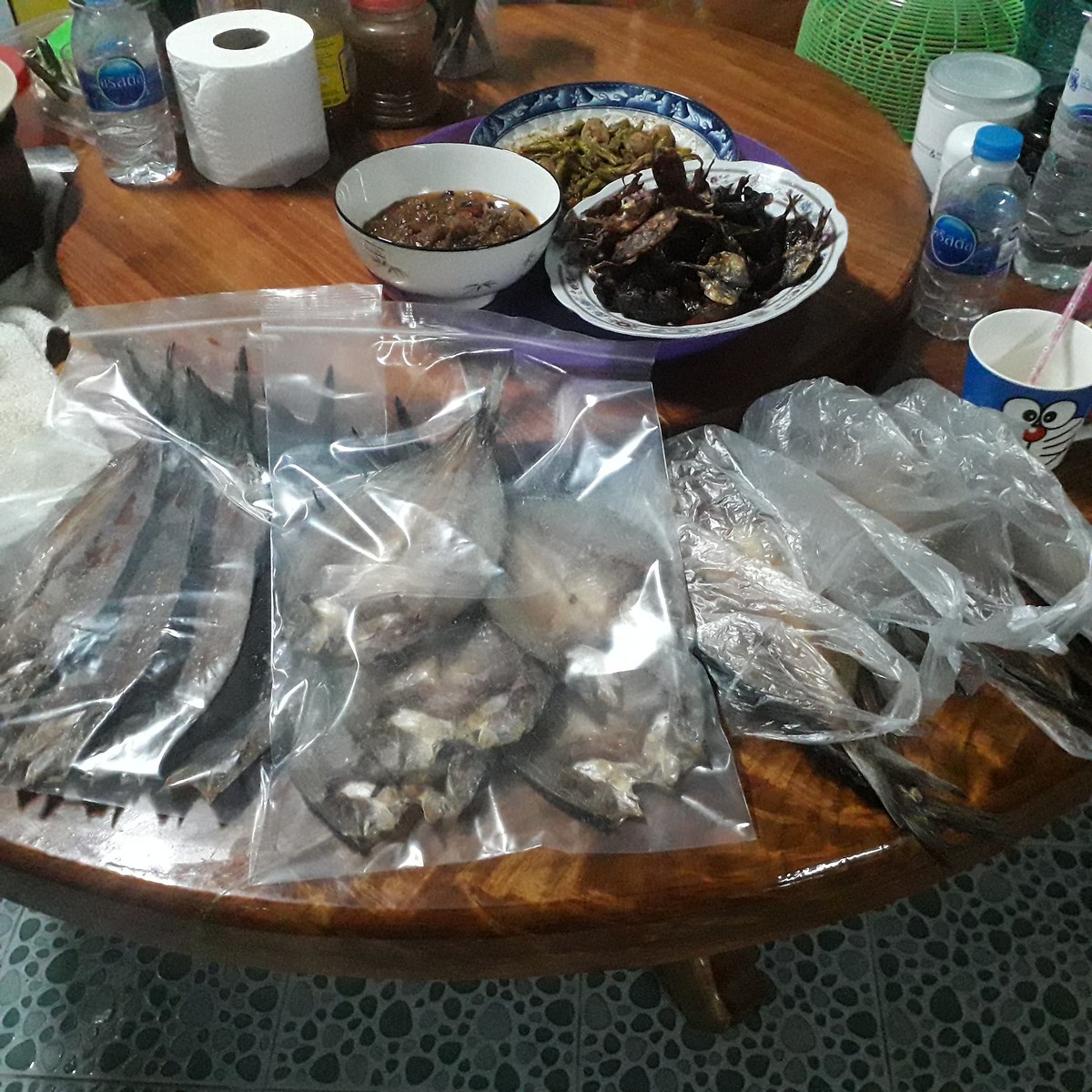 เช้ามาก็เอาปลาที่ซื้อมาจากตลาดบ้า
