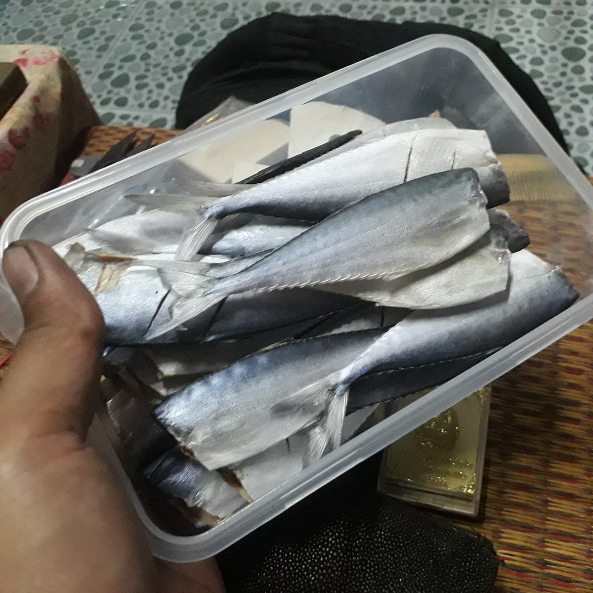ตากแดดพดแห้งแล้วก็เก็บใส่กล่องไว้ 