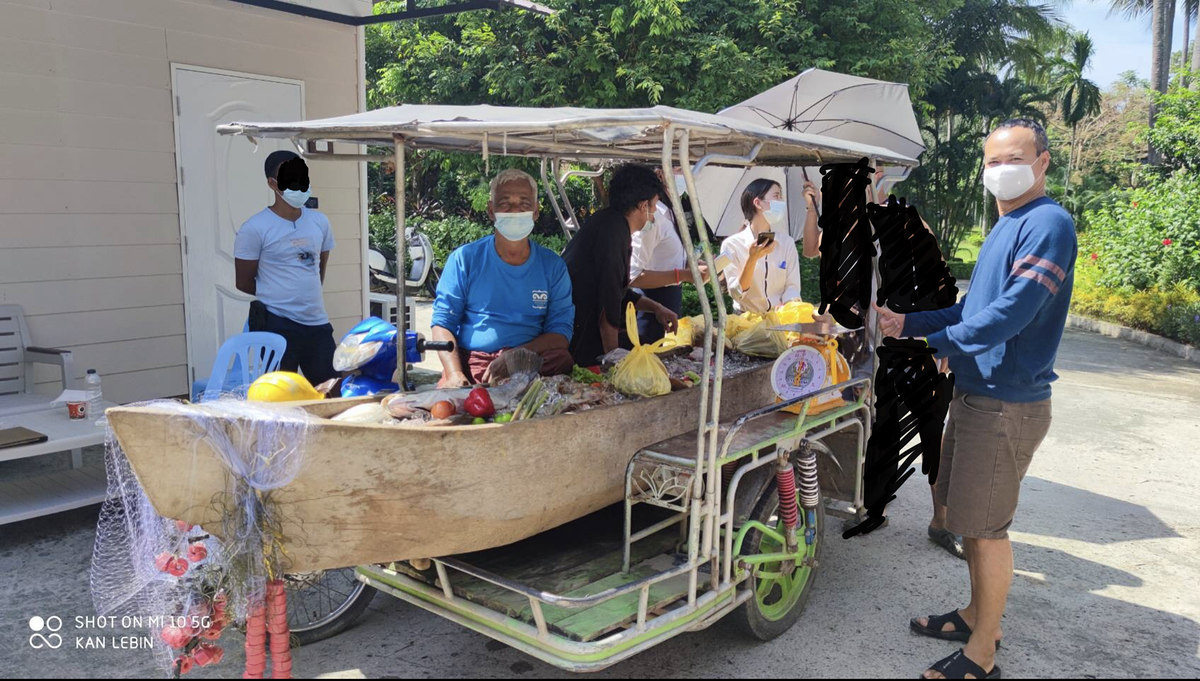ทุกวันเวลา11.30น จะมีรถขายอาหารทะเลวิ่งมาขายโดยบังพม่า จะมีกุ้งแชบ๊วย ปูม้า ปูดำ หอยตลับ ปลาหมึกและห