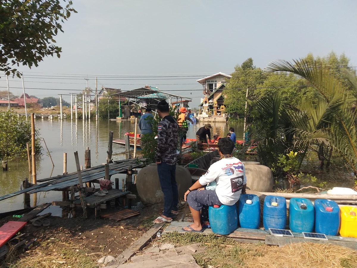 ตัดมาที่ท่าน้ำบ้านไต๋เลยนะครับเตรียมตัวขนของลงเรื่อ ทริปนี้ ผู้ร่วมชะตากรรม 10 ท่านขอเวลาขนของแปบนะค