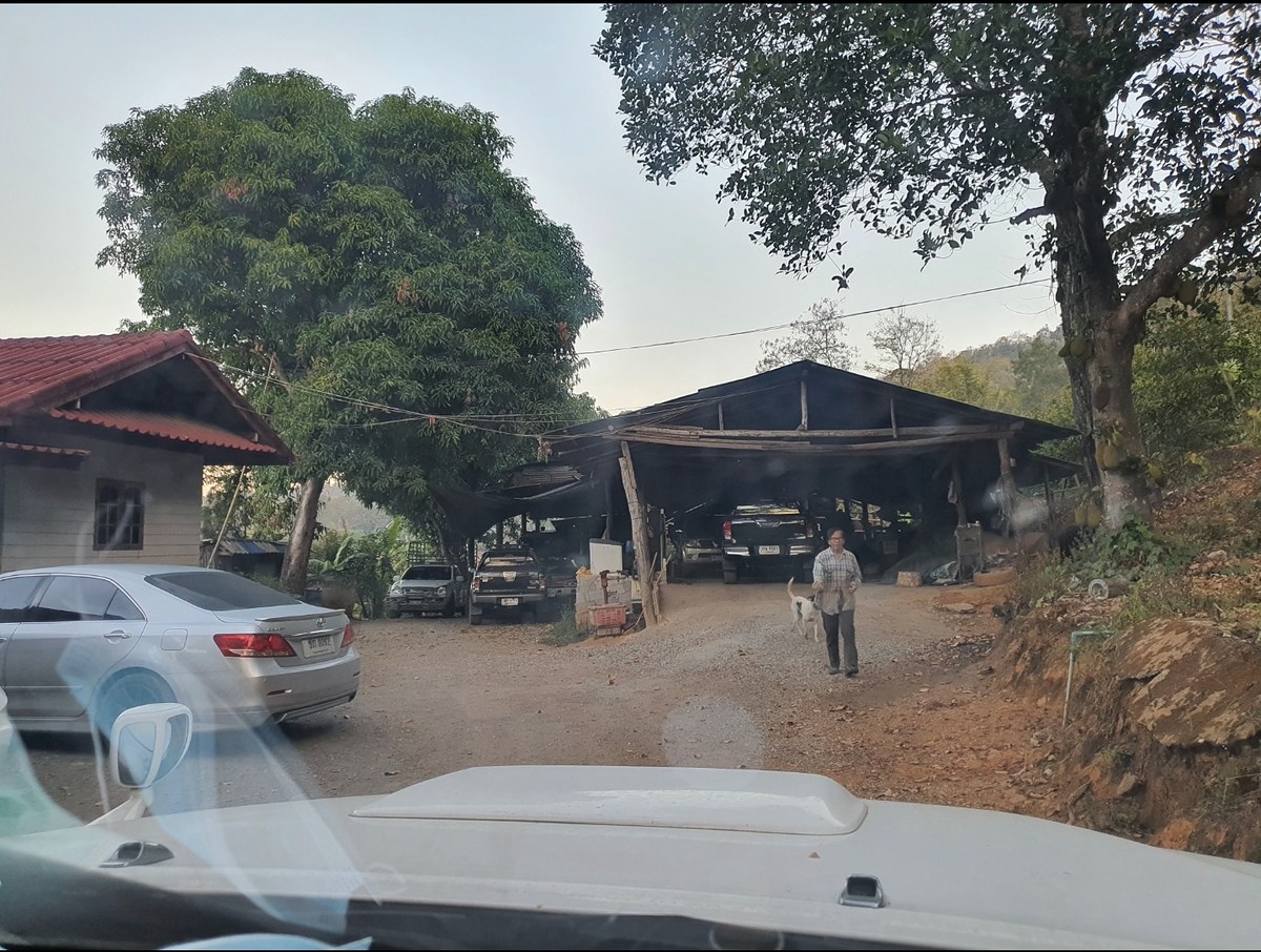  [b]พ่อพี่ช้างบอก ทางลงจุดนี้ลงไม่ได