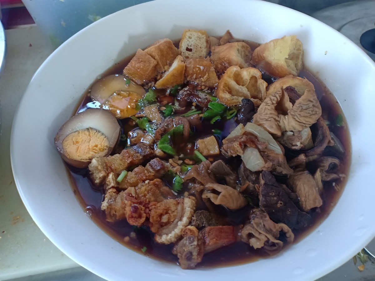 มื้อกลางวันที่เรือ ก๋วยจั๊บเครื่องในหมูใส่ ปาท่องโก๋กับหมูกรอบ