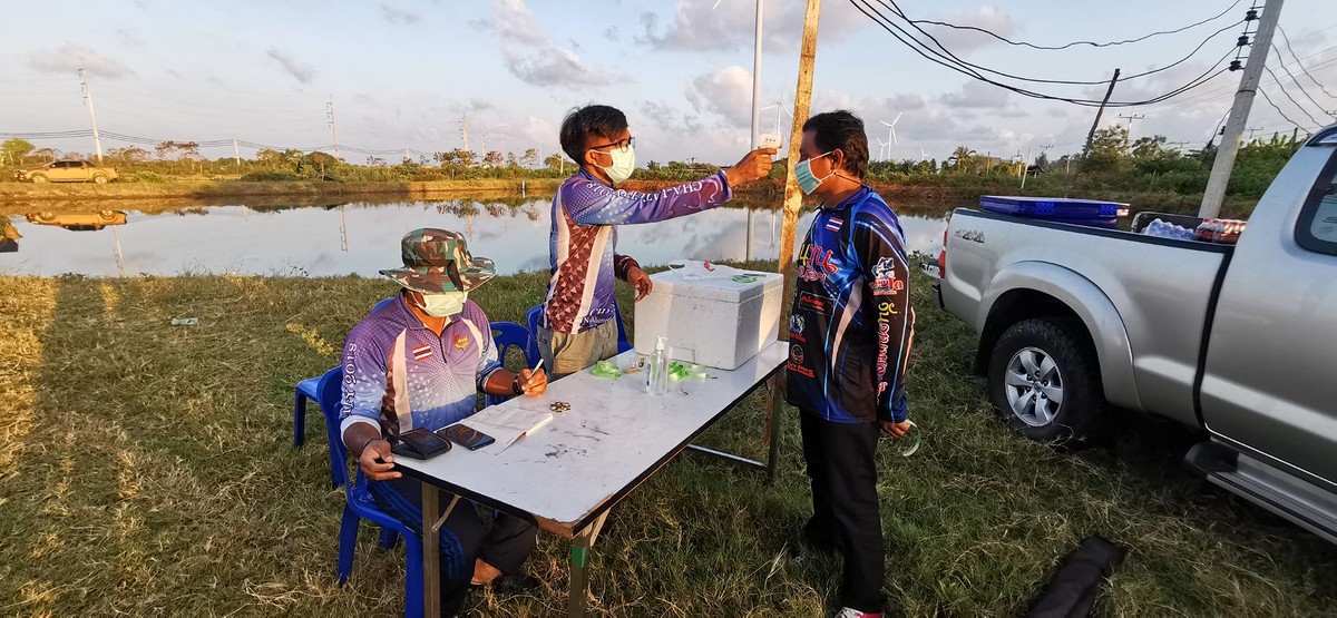 ก่อนเข้าก็ตรวจวัดอุณหภูมิ กันก่อนครับ มีไข้ อุณหภูมิเกิน ห้ามเข้าครับ