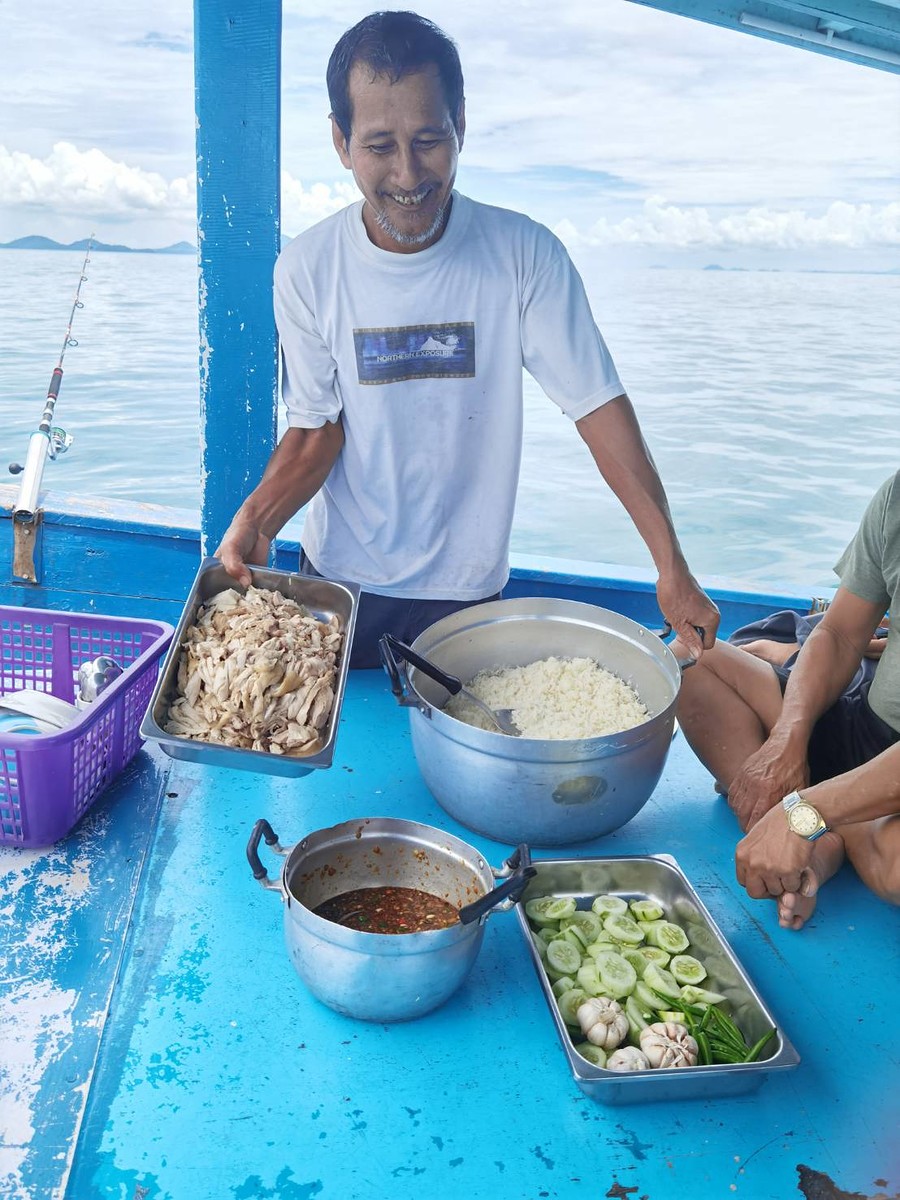 มาทุกๆครั้ง ตอนเรือวิ่งออกจากฝั่ง เกือบๆจะเที่ยง
ก็จะได้กินข้าวมันไก่พี่ตี๋ เป็นอาหารมื้อแรกของการเ