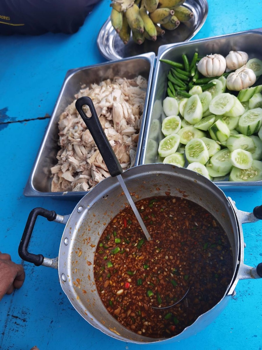 น้ำจิ้ม ข้าวมันไก่ ร้านพี่ตี๋ สุดแซบจิงๆครับ
มีขายที่เดียว บนเรือเท่านั้น 5555
ไม่เคยไป ไม่รู้หรอก