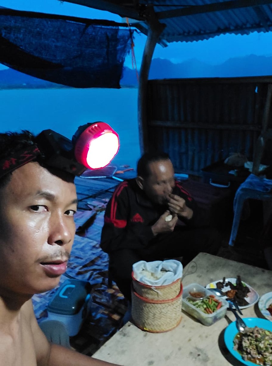 บรรยากาศกินข้าวบนแพ จบวันไปครับ นอนหลับสบายฝนตกทั้งคืน