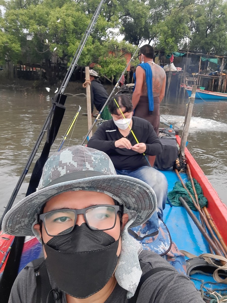 ออกเรือแล้วครับ... 

แต่ครั้งนี้มาเรือ ไต๋ธง (ใส่เสื้อหนัง) ครับ ซึ่งเป็น แขกรับเชิญในวันนี้....
