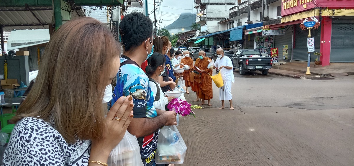 พระมาพอดีครับทำบุญก่อนวันนี้วันออกพรรษา