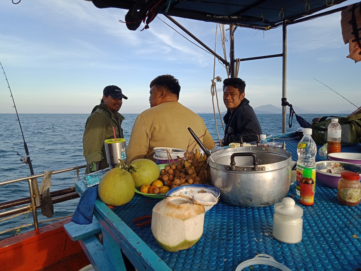 ข้าวต้มตอนเช้าเพิ่มพลังครับ เห็นยิ้มกันอย่างนี้ตอนกลางคืนหนีกันไปนอนหมด  :grin: :grin: :grin: