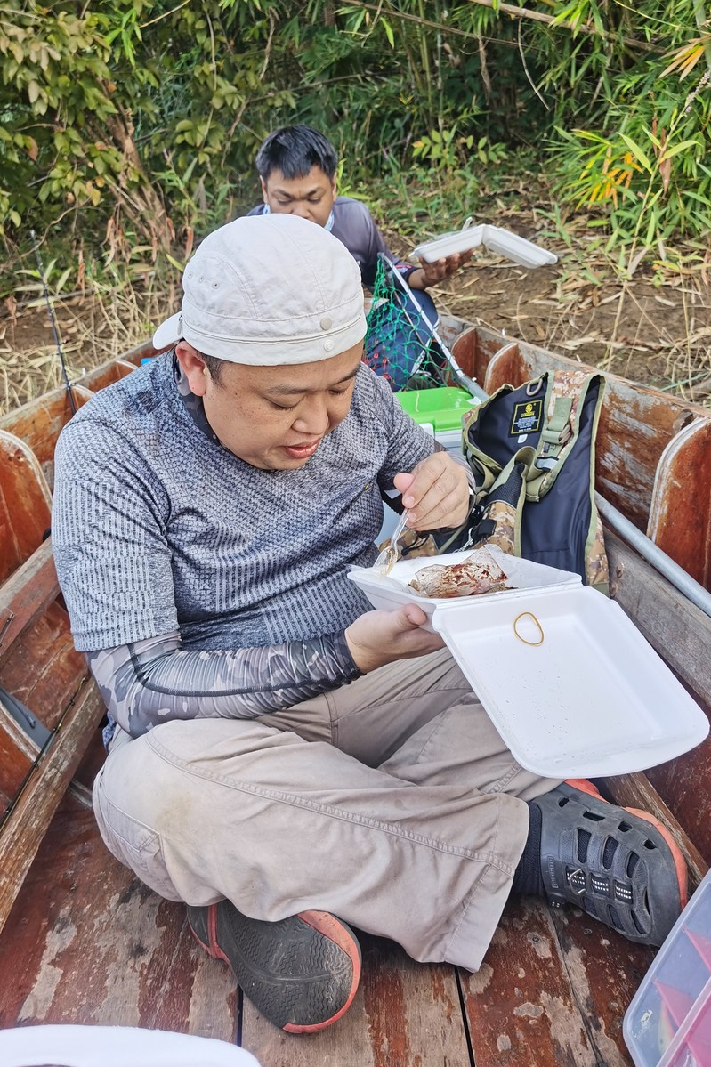 พักเบรคทานข้าวกันก่อนครับ​ ปลากัดดีช่วงเช้า​ พอเที่ยงเริ่มเงียบสะแล้ว