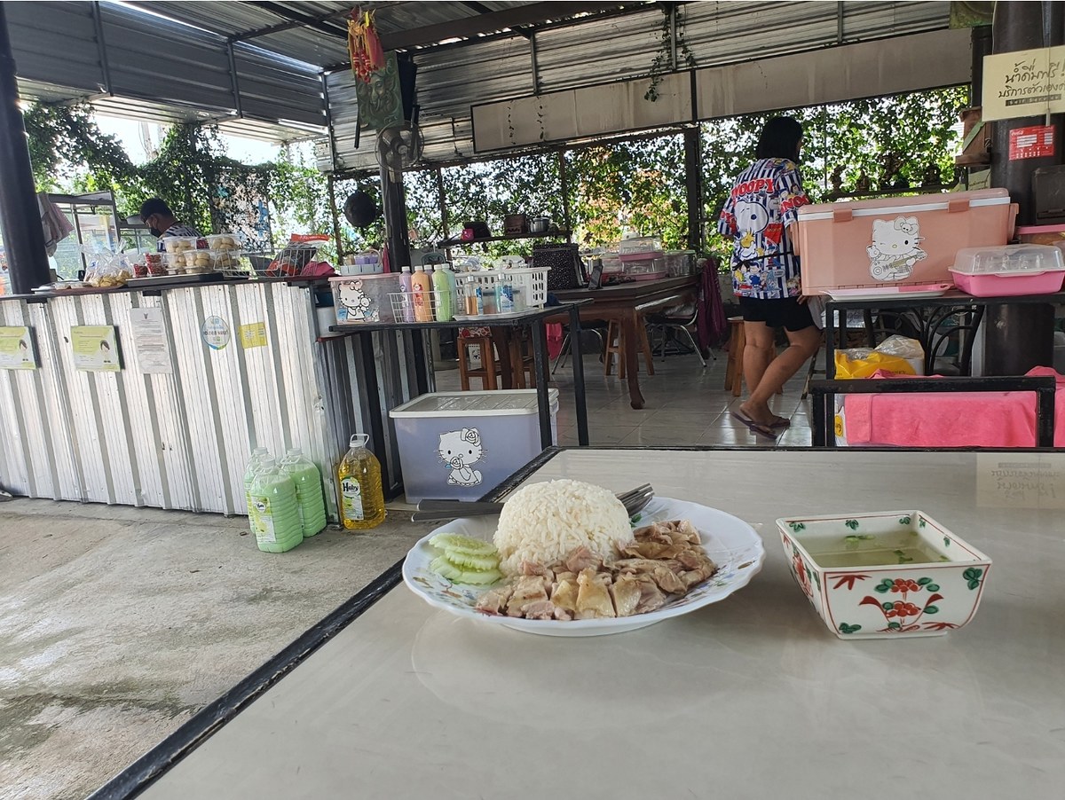  [b]สั่งข้าวมันไก่ข้างทางกินก่อนครับ. จอดรถก็ออกจะลำบาก ...ทำถนนกัน สายระยอง[/b] :cheer: