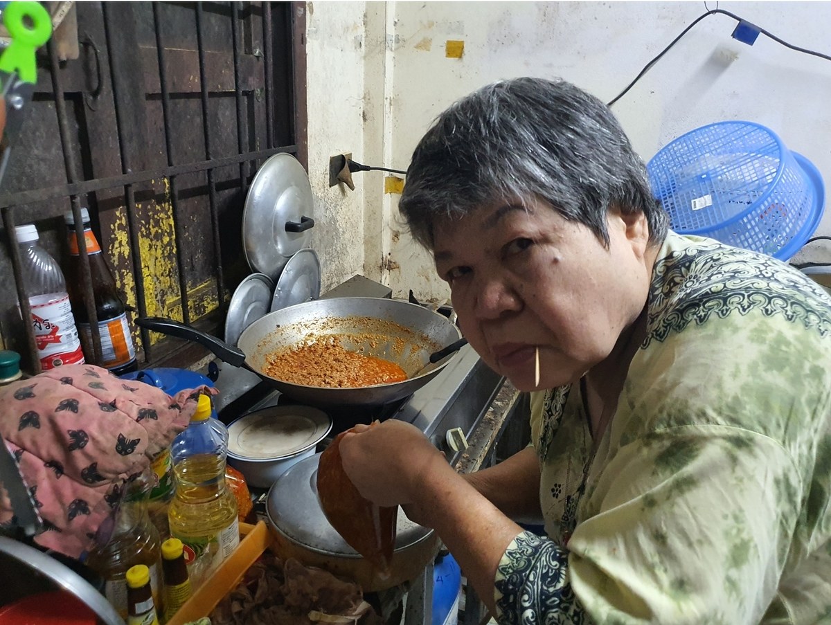  [b]ตักน้ำพริกให้ลูกไปกินงัยลูก คำที