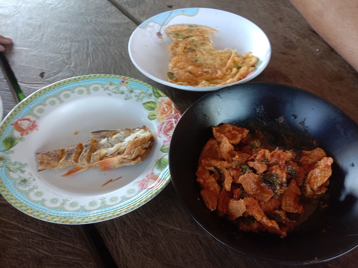 กินข้าวเช้าครับ ทอดกระสูป ผัดพริกแ