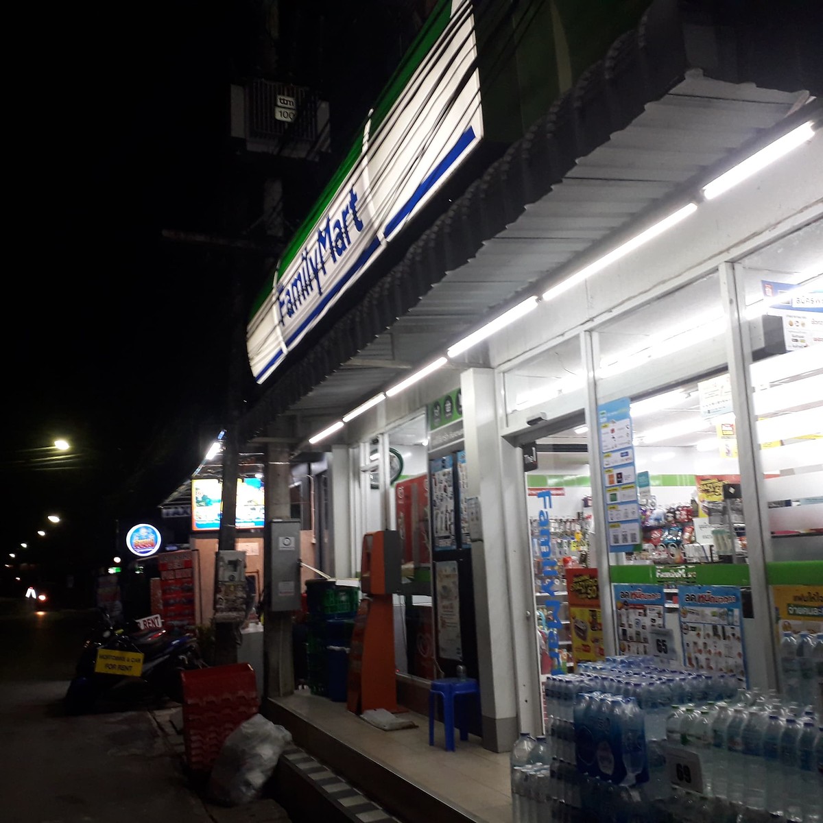 เดินออกมาซื้อน้ำครับ ผมวิ่งออกกำลั
