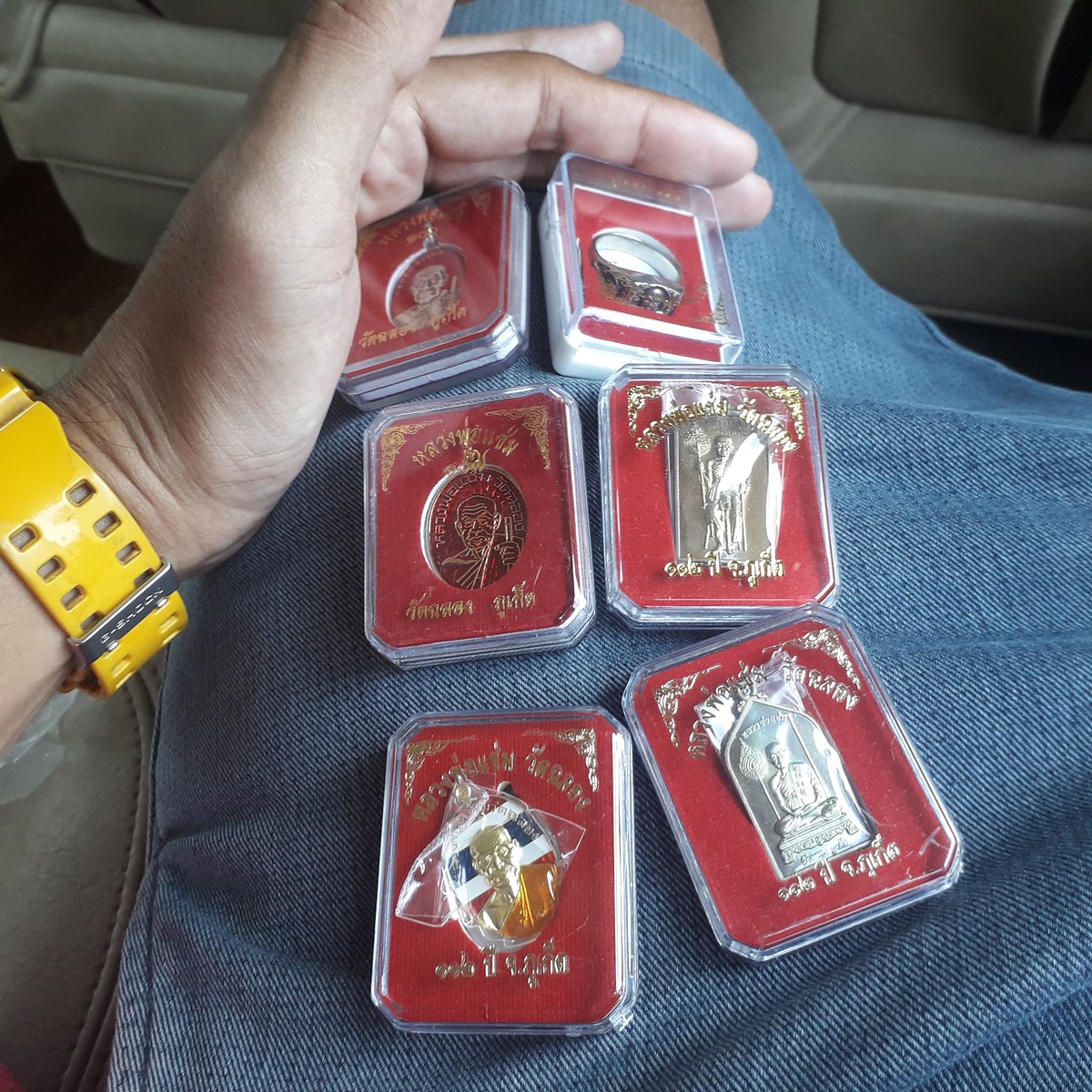 เห็นมีตู้วัตถุมงคลของวัดเลยจัดสะห